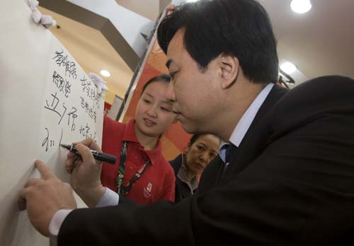 奧運(yùn)特許商品旗艦店經(jīng)理在倡議書上簽字