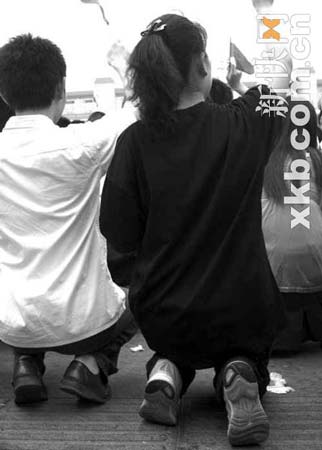 成都數(shù)千市民跪悼逝者 吶喊1小時(shí)不愿離去(圖)