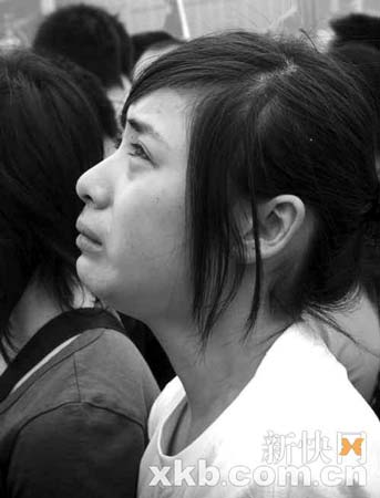 成都數(shù)千市民跪悼逝者 吶喊1小時(shí)不愿離去(圖)