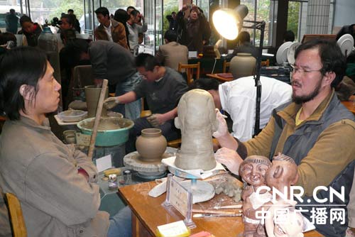 中國陶瓷琉璃藝術(shù)大賽在陶琉之都濟南開幕