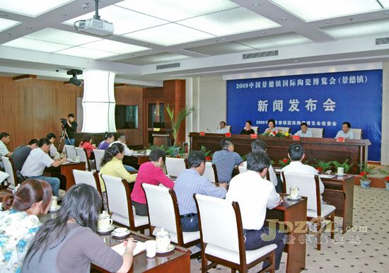 �c��DƬ�����´��ڴ��_: