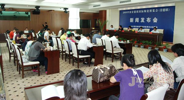 �c��DƬ�����´��ڴ��_: