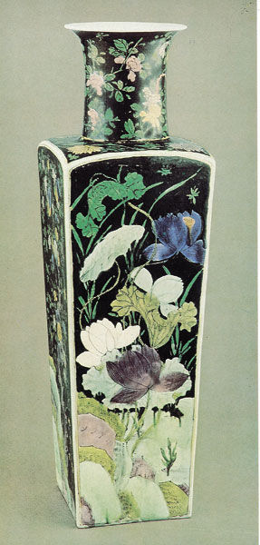 圖一 清康熙-黑地素三彩花卉紋方瓶