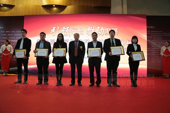 廣東博德精工建材有限公司獲“中國(guó)陶瓷行業(yè)特別貢獻(xiàn)獎(jiǎng)”稱號(hào)(獲獎(jiǎng)代表右2上臺(tái)領(lǐng)獎(jiǎng)