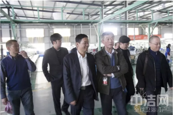 衛(wèi)生陶瓷協(xié)會(huì)副會(huì)長(zhǎng)繆斌領(lǐng)導(dǎo)一行蒞臨VIVI維衛(wèi)視察指導(dǎo) 衛(wèi)生陶瓷協(xié)會(huì)副會(huì)長(zhǎng)繆斌領(lǐng)導(dǎo)一行蒞臨VIVI維衛(wèi)視察指導(dǎo)