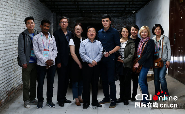 記者團與隆達公司營銷經(jīng)理陳云帆