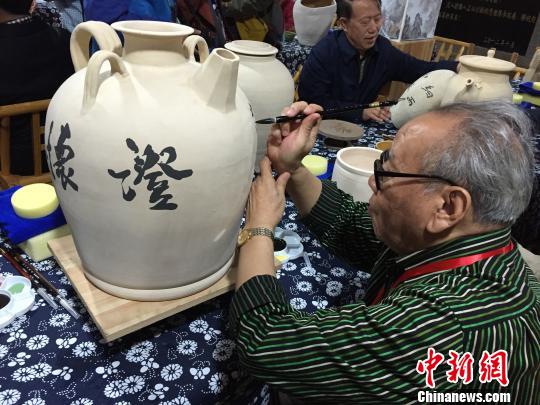 書法名家在陶瓷收藏壺上進(jìn)行創(chuàng)作!±羁〗堋z