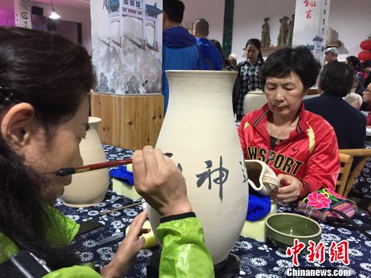 “創(chuàng)作陶瓷收藏壺”活動(dòng)現(xiàn)場!±羁〗堋z
