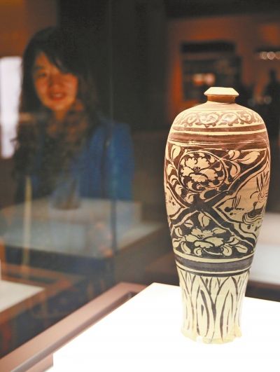 白地黑花開光鴨戲紋梅瓶