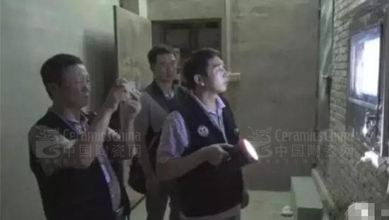 執(zhí)法人員現(xiàn)場(chǎng)查看企業(yè)污染源在線監(jiān)控?cái)?shù)據(jù)