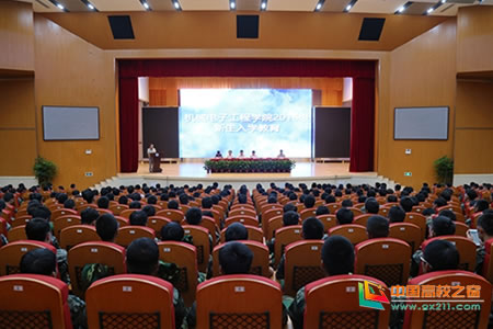 景德鎮(zhèn)陶瓷大學(xué)黨委書(shū)記參加機(jī)電學(xué)院新生入學(xué)大會(huì)