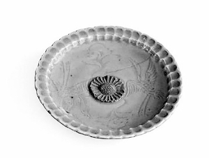 元 龍泉窯青瓷刻花云鶴菊瓣口盤保定市滿城區(qū)文物管理所藏