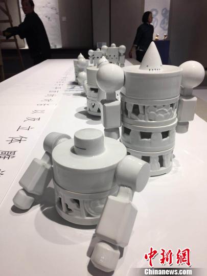 10������&ldquo;OPEN WORK&rdquo;(&ldquo;�_�����I(y��)&rdquo;)���H�մ�ˇ�gչ���Ͼ��ֿڅ^(q��)���Ͼ�Wˇ�g���g�e�k���D���ֱۿ������bж�Ĵ����C����������Էf �z