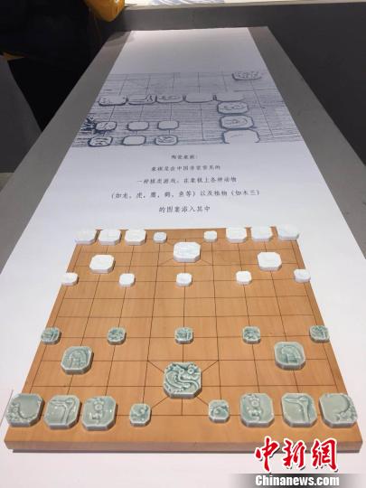 10����&ldquo;OPEN WORK&rdquo;(&ldquo;�_�����I(y��)&rdquo;)���H�մ�ˇ�gչ���Ͼ��ֿڅ^(q��)���Ͼ�Wˇ�g���g�e�k���D���ɾ��°׾G��ɫ��Ƭ�Ƴɵ��������ӡ�����Էf �z