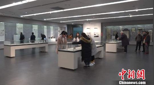 圖為市民觀賞展品!」w穎 攝 圖為市民觀賞展品。 郭飛穎 攝