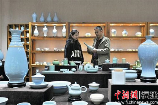 林心如(右)向客戶介紹汝瓷作品 林心如(右)向客戶介紹汝瓷作品